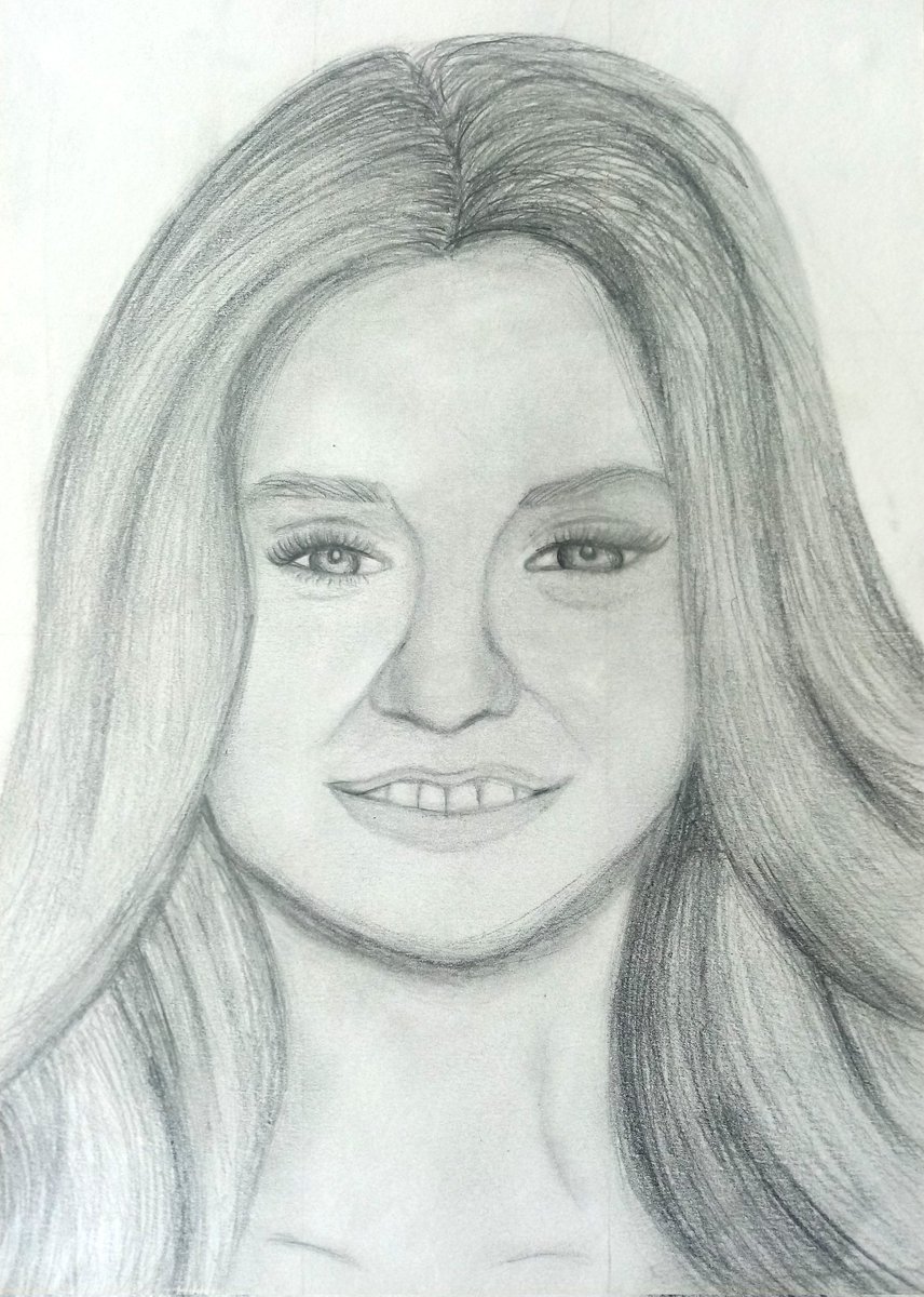 CorrRHS's tweet photo. S1 currently learning to use the grid process in Art. Well done to Olivia and Millie for their finished celebrity portraits 👍👏🎉 https://t.co/Qy0i6mJjPY