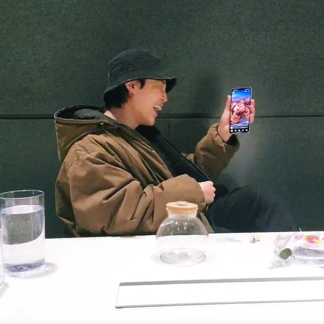 แกดูความกวนของผู้ชายคนนี้ดิ เปิดคลิปที่แกล้งร้องไห้เมื่อวานให้อาร์มี่ดูแล้วขำลั่นใส่ด้วย 5555555555555555555555555555656666655555555555555555555555555555 หล่อ ตลก ขี้แกล้ง โคตรตรงสเปค
