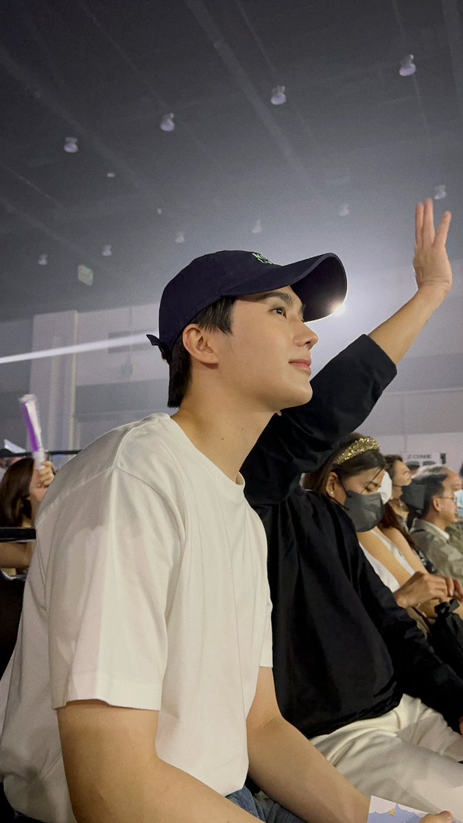 ไม่ว่าจะอยู่ที่ไหน จะทำอะไรอยู่ ก็ต้องกลับมาซัพพอร์ตน้องเสมอ 🥹💕 

พี่ชายเค้าภูมิใจในตัวน้องชายคนนี้ที่สุดเลยยย 
ยินดีกับแฟนมีทครั้งแรกของน้องพีพีมากๆค้าบบ
เก่งมากๆๆเลย 

#innsarin 
#ppkritlitglitter_day2