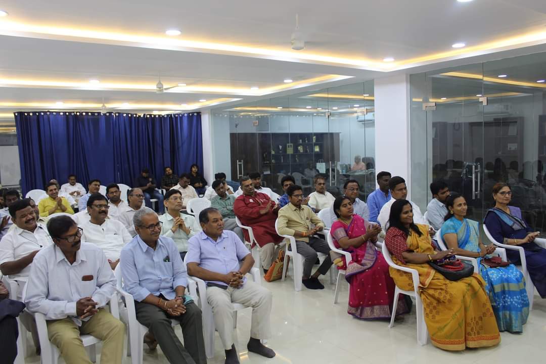 SwadeshiManchTS's tweet photo. Glimpses of Office inauguration of Swavalambi Bharat Abhiyan - Telangana Pranth.

Mananiya @SatishKSwadeshi Ji, @Lingamurthy14 Ji and other dignitaries guided the Karyakartas.

స్వావలంబి భారత్ అభియాన్, తెలంగాణ ప్రాంత కార్యాలయ ప్రారంభోత్సవ కార్యక్రమం.
#SwavalambiBharatAbhiyan
#SBA https://t.co/ZOfpnh0ekK