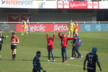PFPauvres's tweet photo. 🏉✨Magnifique journée samedi pour les aînés accompagnés en Occitanie grâce au @MHR_Solidaire, avec un grand moment pour Jean-Maurice qui a donné le coup d'envoi fictif !
Merci @MHR_officiel &amp; @FufuOuedraogo pour leur engagement à nos côtés !  

#MondayMotivation #MHRSolidaire https://t.co/k6Br76xeex