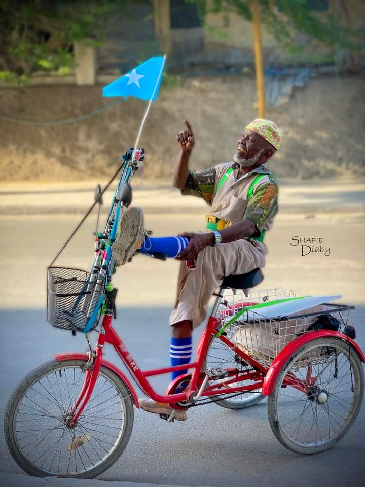 MkKasim30's tweet photo. A Somali Father looking at his flag happily 🇸🇴❤️💯 https://t.co/juUodok34s