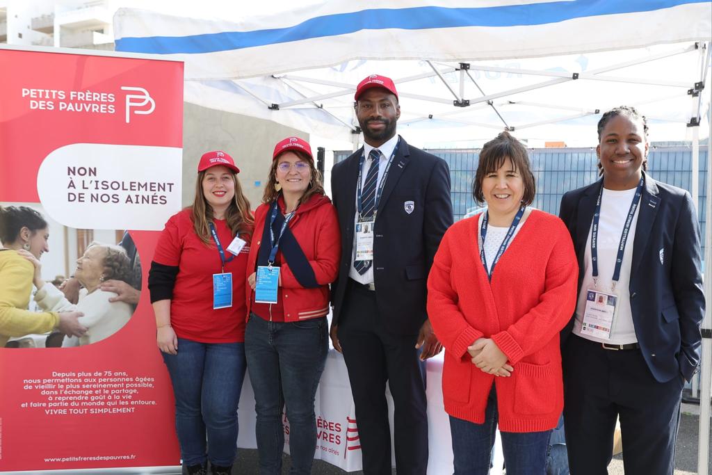 PFPauvres's tweet photo. 🏉✨Magnifique journée samedi pour les aînés accompagnés en Occitanie grâce au @MHR_Solidaire, avec un grand moment pour Jean-Maurice qui a donné le coup d'envoi fictif !
Merci @MHR_officiel &amp; @FufuOuedraogo pour leur engagement à nos côtés !  

#MondayMotivation #MHRSolidaire https://t.co/k6Br76xeex