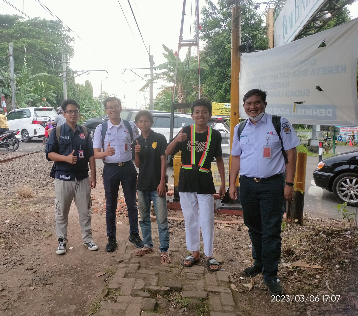 Aldiprtms's tweet photo. Sudah bertemu dengan pihak KCI, Apresiasi tertinggi terhadap mereka @annepurba @CommuterLine @EdanSepurID https://t.co/IL5yuSq98W