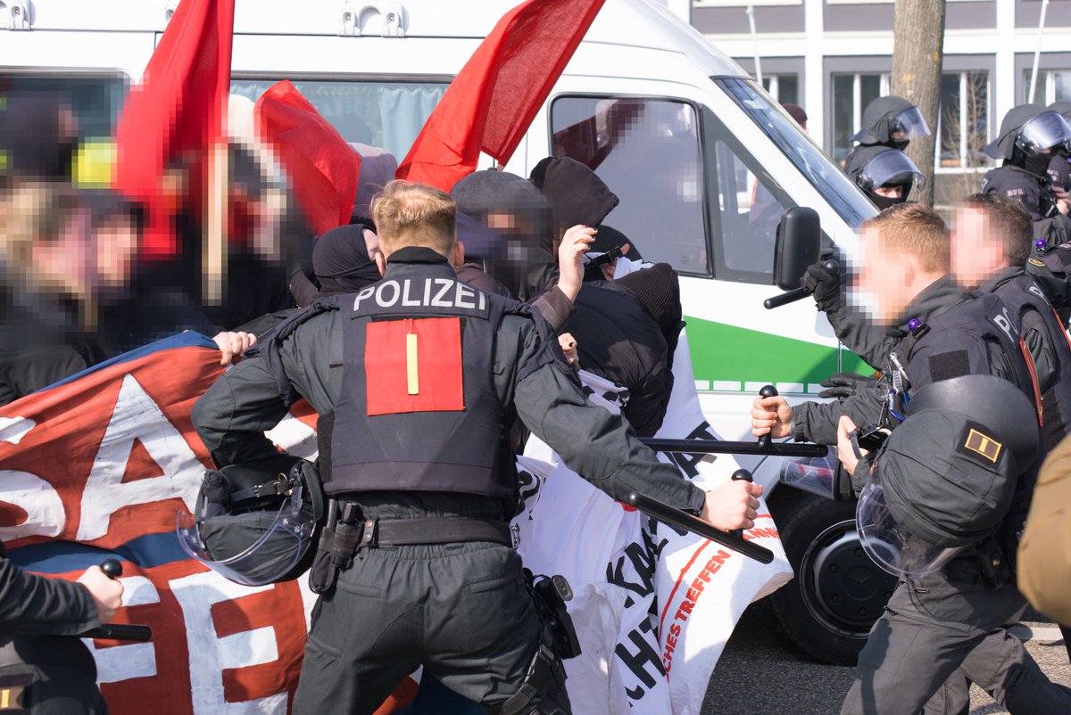alertafr's tweet photo. Das zum Halten kommen des Demozuges. Ich bin die ganze Zeit vorne nebenher gelaufen - meiner Sicht nach war das der erste Zeitpunkt, in dem es zu Austausch von harter Gewalt (> "schubsen") kam. Diese ging von Seite der Polizei aus. #OG0403 #Offenburg #OG23 https://t.co/nfMMOIsUEm