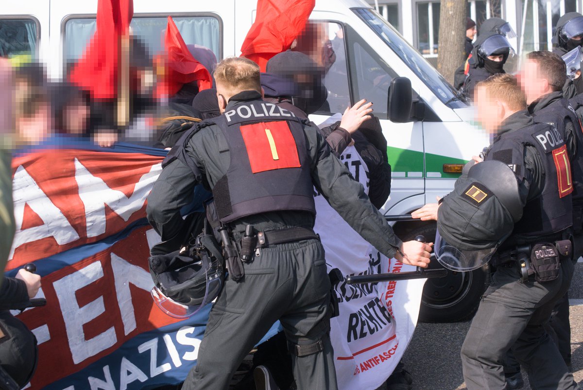 alertafr's tweet photo. Das zum Halten kommen des Demozuges. Ich bin die ganze Zeit vorne nebenher gelaufen - meiner Sicht nach war das der erste Zeitpunkt, in dem es zu Austausch von harter Gewalt (> "schubsen") kam. Diese ging von Seite der Polizei aus. #OG0403 #Offenburg #OG23 https://t.co/nfMMOIsUEm