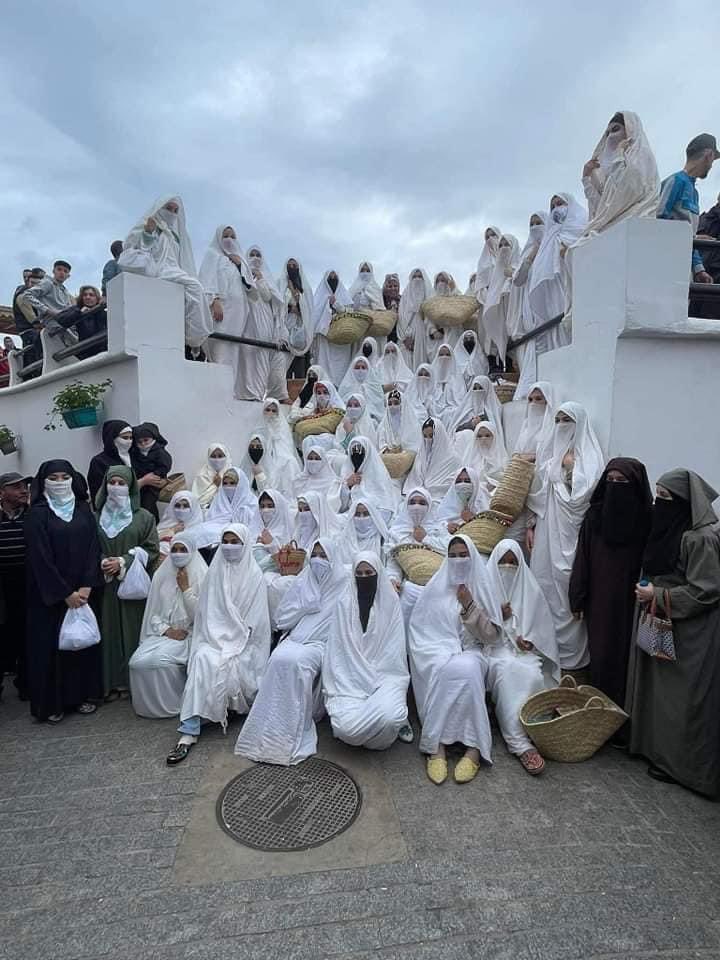 MoorishMovement's tweet photo. En vue de la Journée Internationale de la Femme, les marocaines sont sorties hier à Tanger vêtues du traditionnel "Haïk" pour faire revivre les anciennes traditions populaires marocaines. 🇲🇦 https://t.co/SRRn8Mspf3
