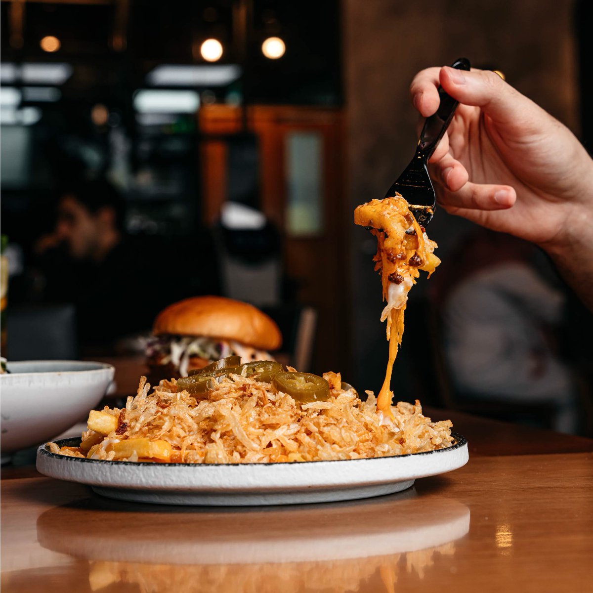 2EAT_SA's tweet image. When your stomach growls it says Chili Cheese Fries 😉💗
#تو_إيت
#2eat