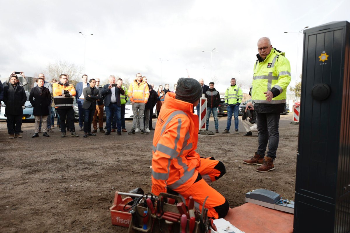 elaadNL's tweet photo. NIEUWS Laadpalen en straatverlichting sneller aansluiten met nieuwe compacte aansluitmodule. Vanochtend is de eerste laadpaal aangesloten met de compacte aansluitmodule (CAM) op het terrein van mede-initiatiefnemer ElaadNL in Arnhem. https://t.co/00jsCT1vQO https://t.co/NipdA5dss6