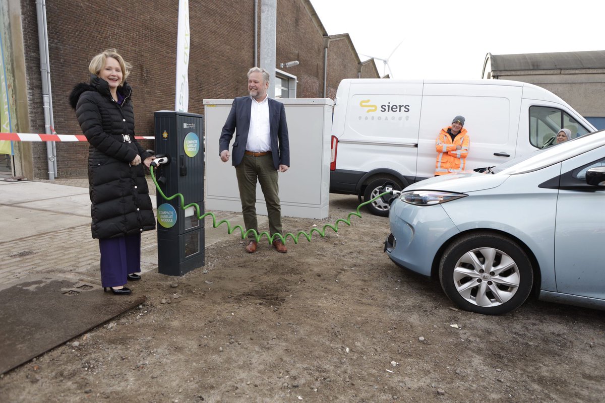 NIEUWS Laadpalen en straatverlichting sneller aansluiten met nieuwe compacte aansluitmodule. Vanochtend is de eerste laadpaal aangesloten met de compacte aansluitmodule (CAM) op het terrein van mede-initiatiefnemer ElaadNL in Arnhem. elaad.nl/laadpalen-en-s…