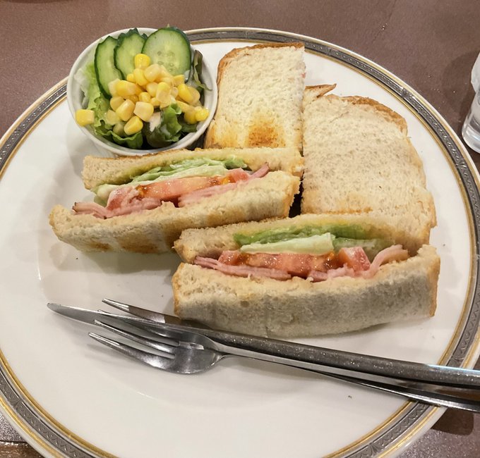 迷った挙句、喫茶店でBLTサンドに。実は昼のカツカレーで若干舌を火傷してたんで良かったかも。コーヒーが沁みるが。 