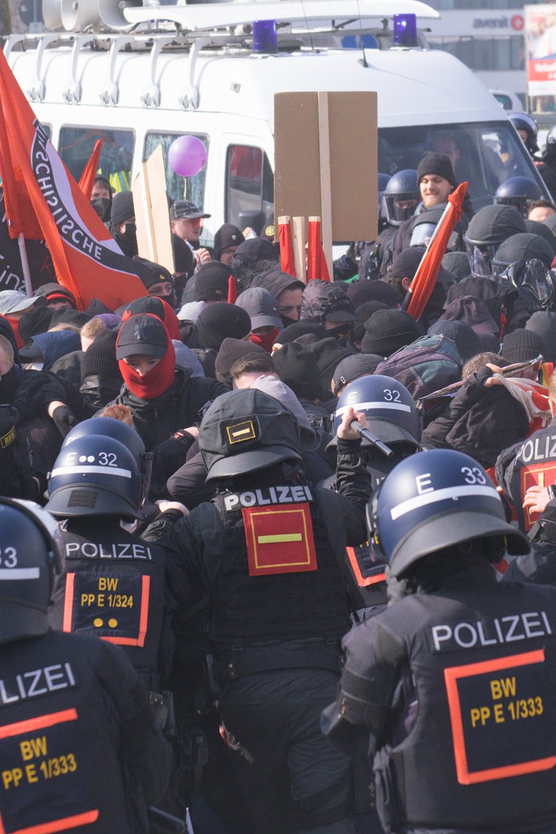 alertafr's tweet photo. Weitere Schlagstöcke auf Kopfhöhe #OG0403 #Offenburg #OG23 https://t.co/yeaI2zDMUe