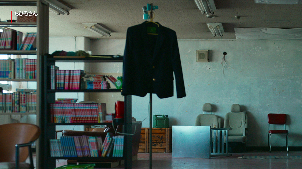 NetflixJP's tweet image. オカジ（#豊嶋花）、べっちん（#長澤樹）、ちひろさん（#有村架純）。ほんのちょっとだけ生きにくい彼女たちを繋げたのは往年の漫画が揃った秘密の場所。たとえ孤独を感じていても、自分の場所さえわかっていれば大丈夫。

#ちひろさん #CallMeChihiro