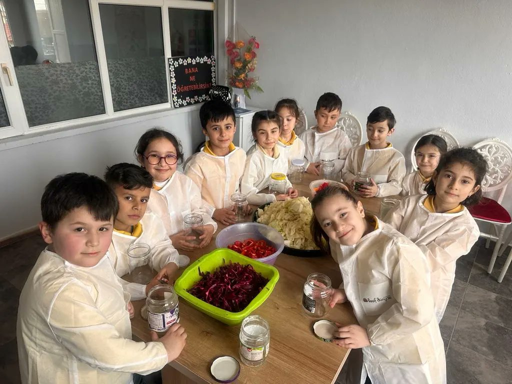 VeliogluCaycuma's tweet photo. Okulumuzda 'Bana Ne Öğretebilirsin?' projesi kapsamında 2/A sınıfı öğrencilerimizle turşu yaptık. Ögrenci velimiz Gülçin Malakcı'ya teşekkür ederiz. @tcmeb @prof_mahmutozer @caycumakymkligi @mehmetgoze28 @ZonguldakMEM @zuleyhaaldogan  @caycumailcemem @ismailbas67 https://t.co/Pl6IMti9t6