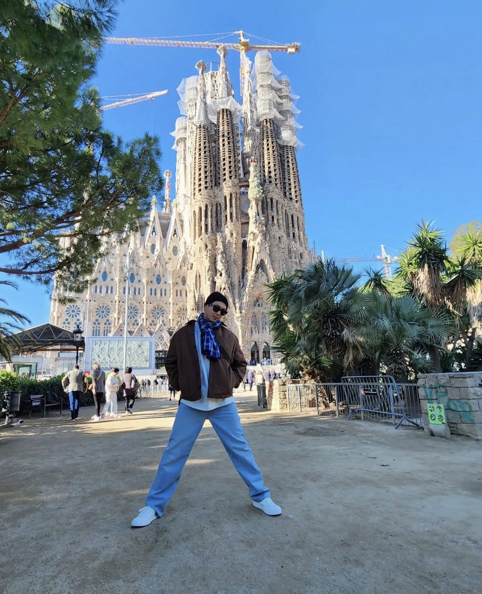 seokjinbit's tweet photo. NAMJOON WENT ON A FAMILY TRIP WITH HIS FAMILY AT BARCELONA 

awww so happy to see him spending time with his family and that hes sharing it with us https://t.co/tzk1VEmHNo