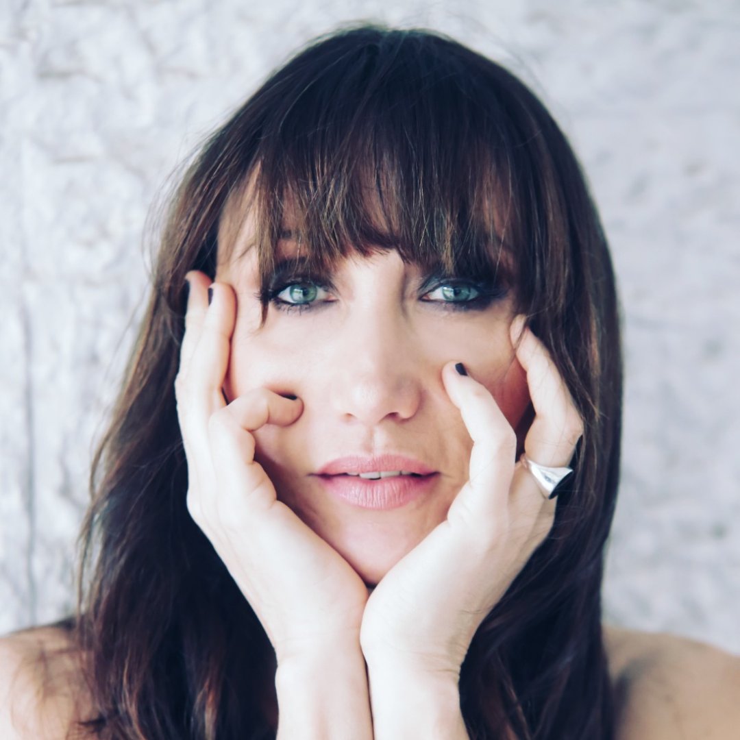 “Donna che parla in fretta” è il disco live che descrive al meglio il carattere musicale di <a href="/MarinaRei1/">Marina Rei</a>, che ha saputo costruire in trent’anni, un percorso di cantautrice e di musicista che oggi le appartiene e la caratterizza pienamente.