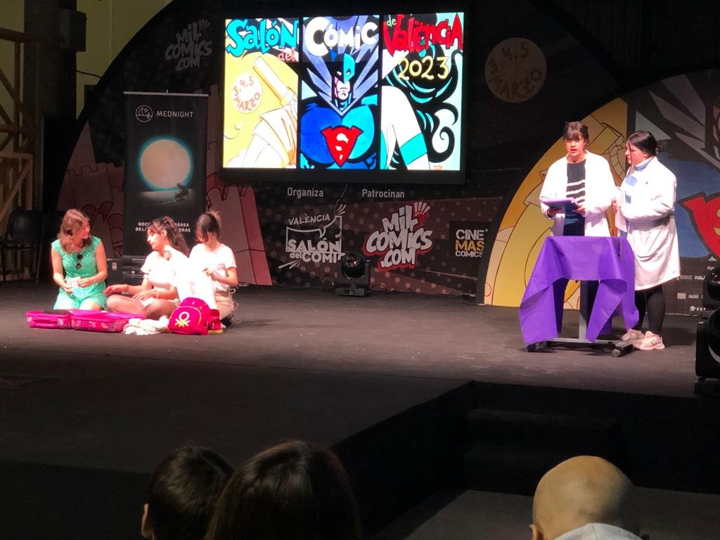 ¡Así de bien nos lo pasamos ayer en el @SalonComicVlc con nuestro #TeatroCientífico representando los cuentos ganadores del concurso 'Los cuentos de la @MednightEu! 📖😀

¡Os dejamos con unas fotos a continuación! 📸

#MedNight
@MednightEu