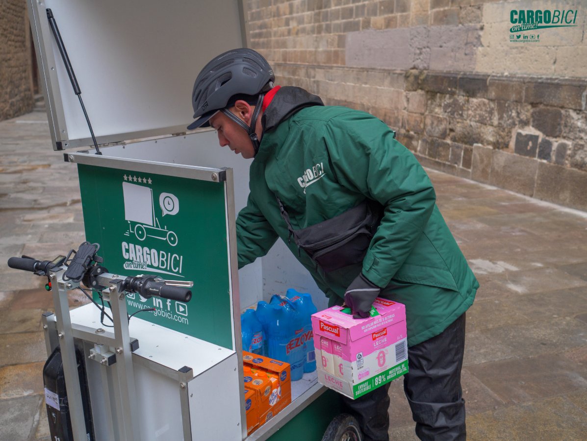 Nuestro equipo listo para hacer las entregas del día de hoy! 💪🏽♻️#ultimamilla #entregasostenible #cargobici #logistica