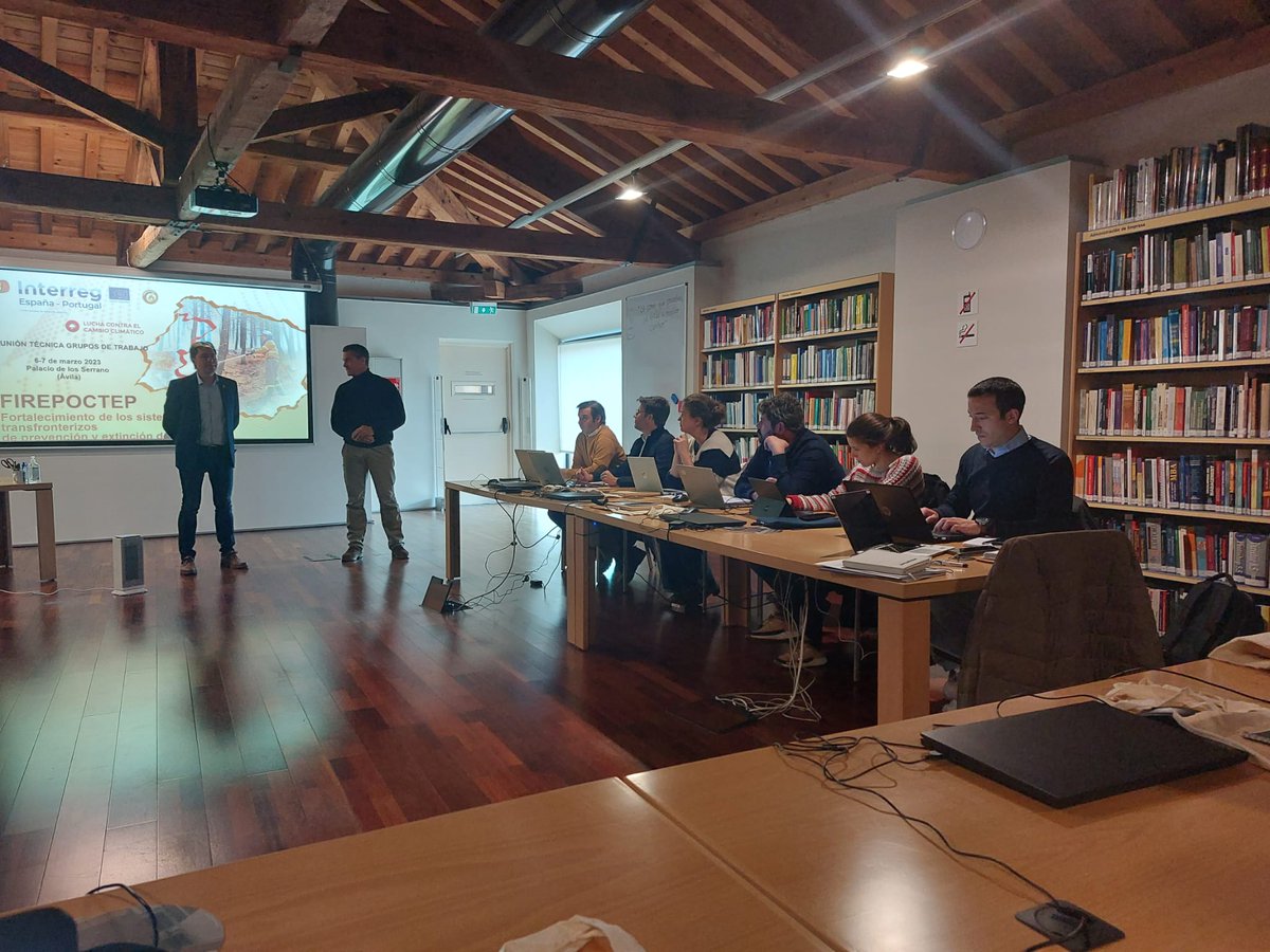 El director el proyecto #FIREPOCTEP, <a href="/Alex_firetec/">Alejandro García</a> y Armando García Cuenca, diputado del área de Asuntos Europeos,  Energia y #Turismo en la <a href="/dipuavila/">Diputación de Ávila</a>, dan la bienvenida a los asistentes en el inicio de la jornada.