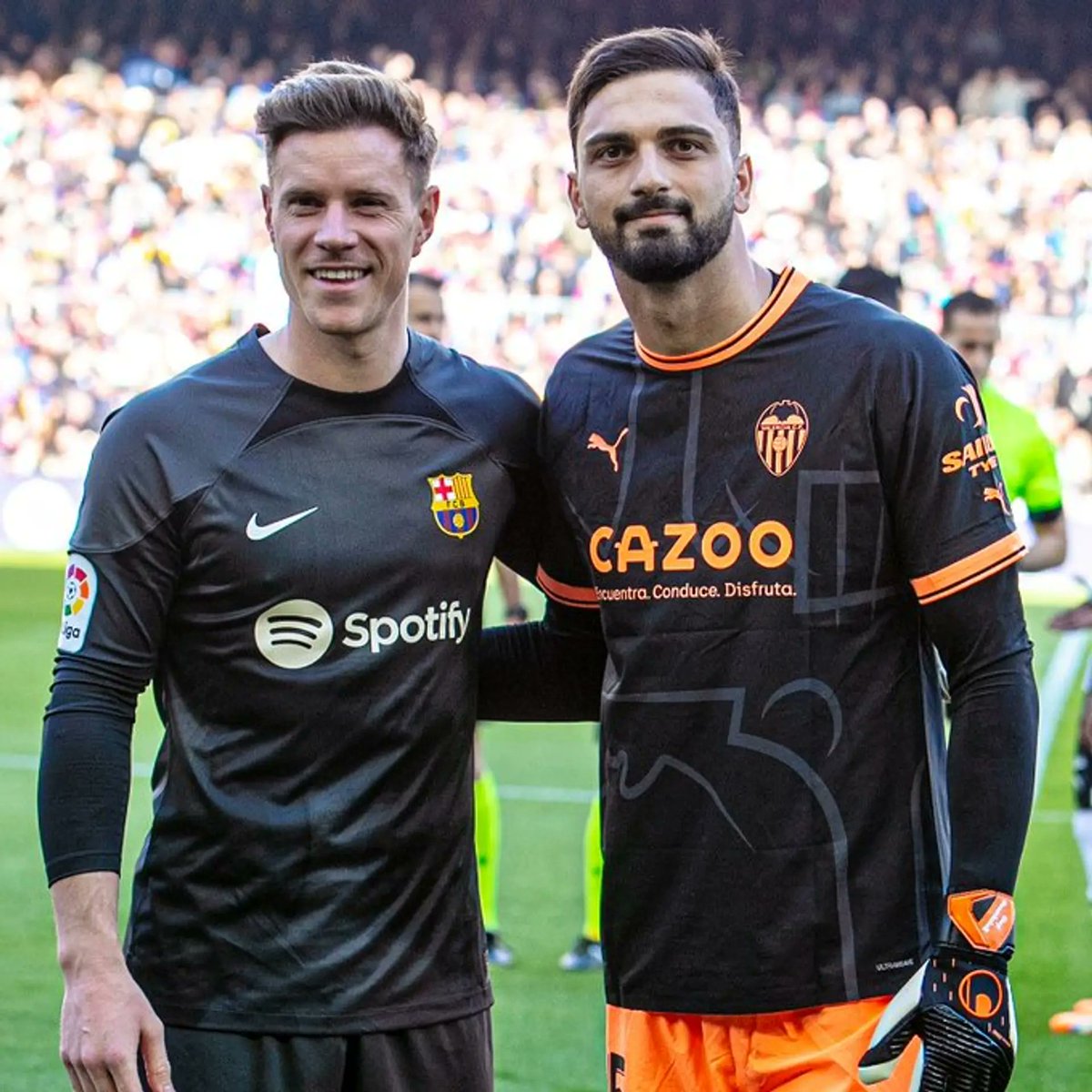 phildelves's tweet photo. Really cool to see keepers across La Liga wearing black in honour of the legendary José Ángel Iribar who turned 80. Iribar was famous for wearing the colour.

Teams without black keeper kits in their 2022/23 collection even wore teamwear (see Claudio Bravo in the 4th pic). https://t.co/vIBBzDFESq