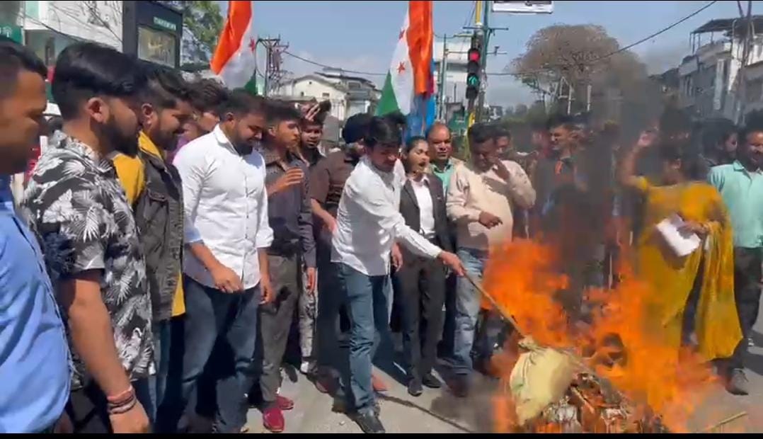 NSUIUttarakhand's tweet photo. एनएसयूआई लगातार सरकार से मांग कर रही है कि उत्तराखंड की  परीक्षाओं में सीबीआई जांच की जाए उसी क्रम में आज देहरादून में कनिष्ठ सहायक परीक्षा 2023 में गड़बड़ी पर प्रदेश अध्यक्ष विकास नेगी के नेतृत्व में सरकार का पुतला दहन किया। https://t.co/uu4rPHzZ1m