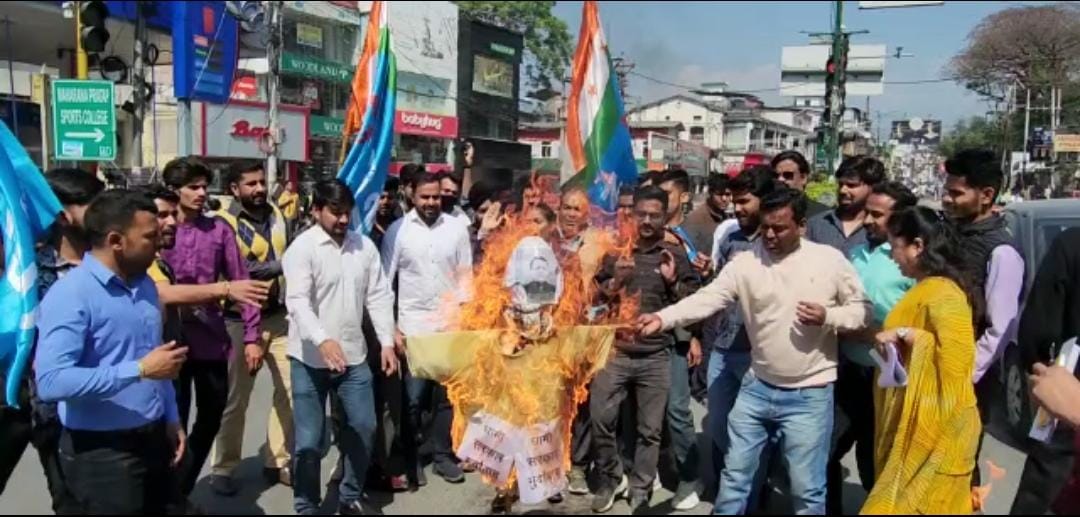 NSUIUttarakhand's tweet photo. एनएसयूआई लगातार सरकार से मांग कर रही है कि उत्तराखंड की  परीक्षाओं में सीबीआई जांच की जाए उसी क्रम में आज देहरादून में कनिष्ठ सहायक परीक्षा 2023 में गड़बड़ी पर प्रदेश अध्यक्ष विकास नेगी के नेतृत्व में सरकार का पुतला दहन किया। https://t.co/uu4rPHzZ1m