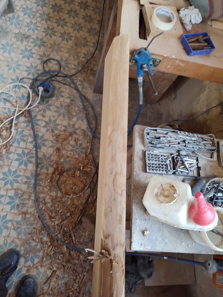 HugoMaurice5's tweet photo. #SUIVIPFMPTMA
Jour 9
Aujourd'hui j'ai commencer à créer une lampe moderne. Pour cela j ai utiliser une plane (photo 1,2 et 3) puis nous avons fait des coupe a 45⁰ puis fait un rainure a la toupie pour faire passer le câble ( photo 4) https://t.co/i4MCpPjZH1