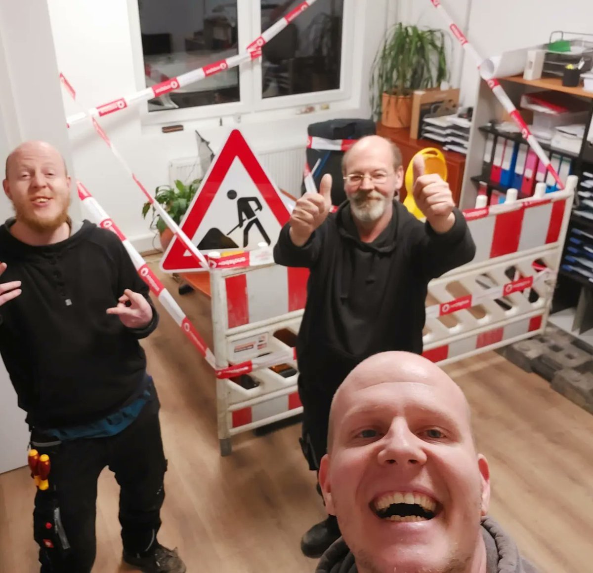 it_scholz's tweet photo. Der neue Schreibtisch für unseren Projektleiter Thomas wurde über das  Wochenende fachgerecht aufgebaut!
Danke an unsere Jungs aus der NE3 für euren Einsatz! 👌😄
Fantastisch!

#IT #ITScholz #Infrastruktur #Internet #Team #Glasfaser #itdienstleister #einweihung https://t.co/cIoSD3auzA