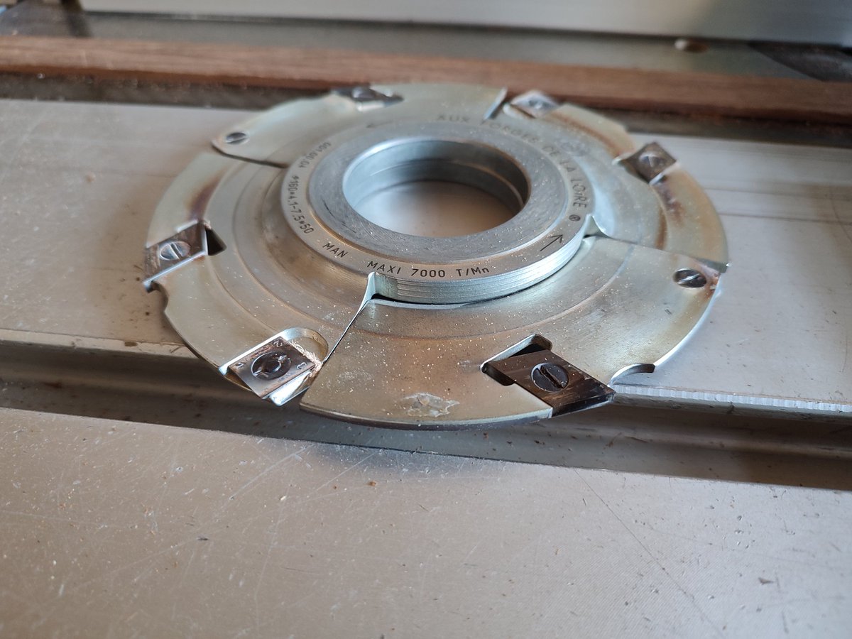 HugoMaurice5's tweet photo. #SUIVIPFMP
Jour 9 partie 2
Ensuite nous avons boucher la rainure avec un panneau en bambou tout en laissant la place pour insérer le cable (photo 1) outils rainure (photo 2 et 3) https://t.co/FPu1I3grHB