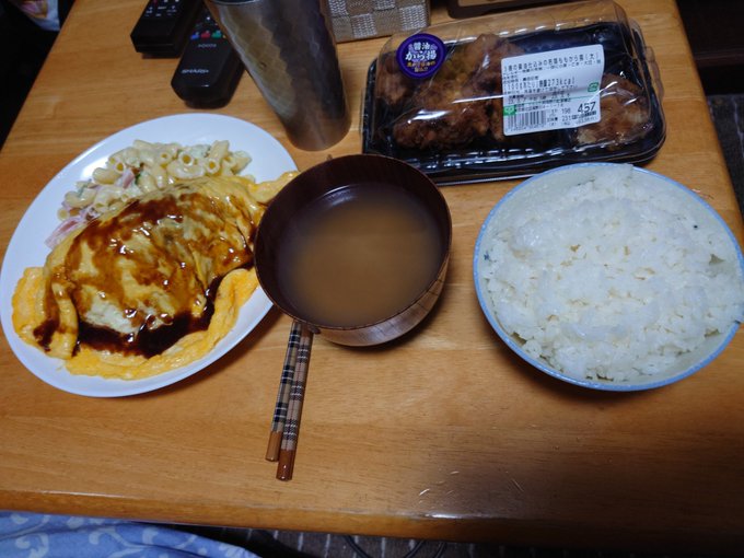 #異世界食堂#異世界居酒屋のぶ#晩飯 は #オムレツ#マカロニサラダ#鶏の唐揚げ だお(⁠ ⁠╹⁠▽⁠╹⁠ ⁠) 