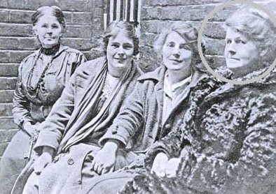 MemoriaHis's tweet photo. 6 de marzo de 1917. Comenzó el juicio de la sufragista y activista contra la guerra Alice Wheeldon. Un agente del gobierno la atrapó y la incriminaron por un falso intento de asesinato al primer ministro. Murió en 1919 a raíz de que su salud empeorará después de la cárcel. 🌹💜✊ https://t.co/8Nj4rlDCkD
