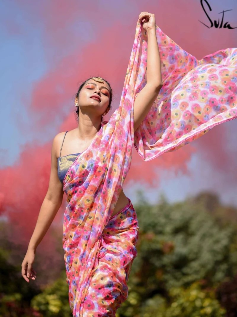 suta_bombay's tweet photo. We're stacking our wardrobes with vibrant six yard beauties and statement blouses to ring in the festival of colors! #Holi2023 https://t.co/yJNCZi1dzG