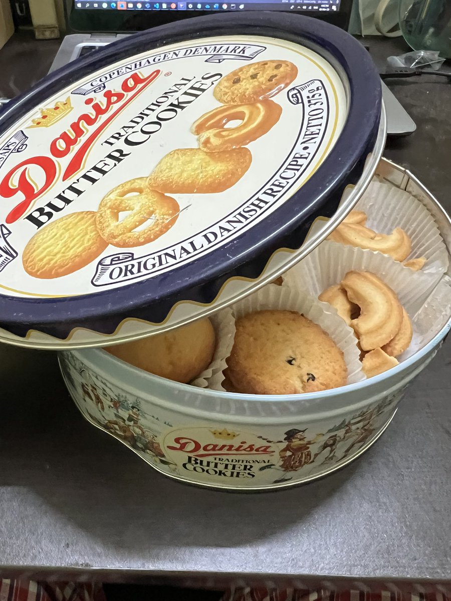 DsilvaHansen's tweet photo. Dang it, who put cookies in my sewing kit? https://t.co/rhkRobg7QN