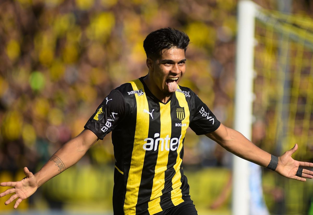 SebasGiovanelli's tweet photo. #Peñarol| Matías Arezo lleva más goles (7) que: Wanderers, River, Depor, Fénix, MCT, Boston, Racing, CL, Plaza; los mismos que Cerro; uno menos que La Luz, Liverpool, Danubio, Defensor y Nacional (8). Está 100% Deporte en @Sport890 https://t.co/dk65i8FJ4d