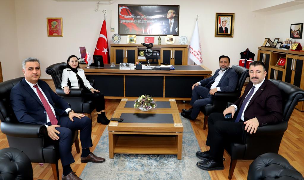 İzmir Sosyal Politikalar Başkanımız Semiha Paçacı ve Konak İlçe Başkanımız Sait Başdaş ile birlikte; Aile ve Sosyal Hizmetler İl Müdürümüz Sayın Nesim Tanğlay'ı ziyaret ettik. 

Kıymetli Müdürümüze misafirperverliklerinden dolayı teşekkür ediyorum.
