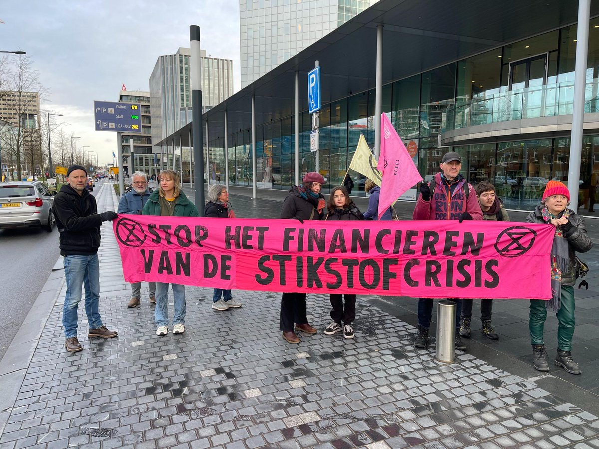 Vanochtend stonden we met <a href="/GreenpeaceNL/">Greenpeace Nederland</a> en @Milieudefensie voor de Rabobank met een boodschap: Rabobank, betaal je schade! 
Op 100+ filialen in NL zijn posters geplakt. 

<a href="/Rabobank/">Rabobank</a> is al decennialang aanjager van de stikstofcrisis. Eis: dat de bank de veroorzaakte schade betaalt.