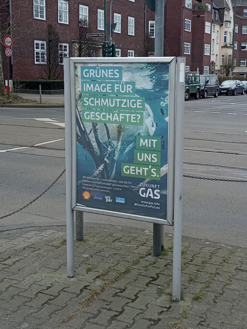 thereal_fff's tweet photo. Ein Hauptziel von @zukunft_gas: fossilem #Erdgas einen grünen Anstrich verpassen.

Das hat ja wohl phänomenal geklappt. Auf EU-Ebene gilt Gas laut Taxonomie offiziell als nachhaltig - und auch in Deutschland ist Gas als #Brückentechnologie etabliert

#FossilsForFuture #LNGCON2023 https://t.co/I6DgyOfPYE