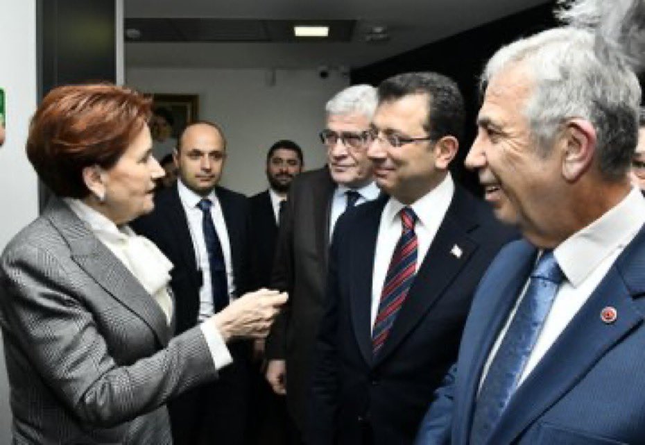 nedimsener2010's tweet photo. “Kazamayacak aday” diye kampanya yürütüp, İmamoğlu ve Yavaş olmayınca masayı dağıtıyor sonra da “mutemet” gibi 2 belediye başkanını Kılıçdaroğlu’na yardımcı olarak öneriyor.
Daha önce “adayımız Kılıçdaroğlu” diyen CHP’li iki başkan da bunu reddetmeyip kabul ediyor.  Müthiş tezgah https://t.co/AkoTP4IXGq