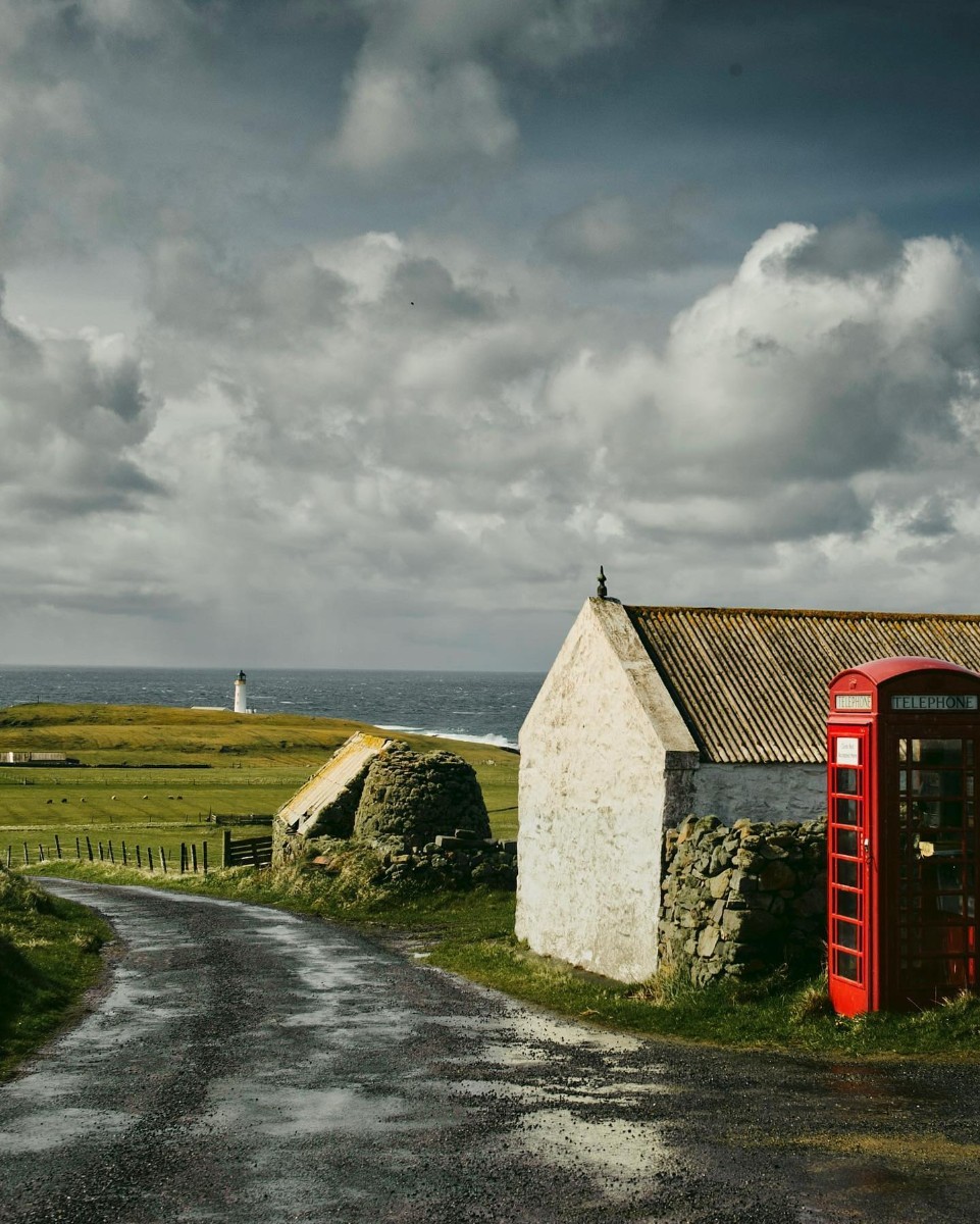 The stunning Fair Isle – the most remote inhabited island in the UK, famed for its seabirds and fabulous knitwear. It lies almost exactly halfway between Shetland and Orkney and can be reached by boat or small plane
(📸 @jimrichardsonng) #ForTheLoveOfScotland