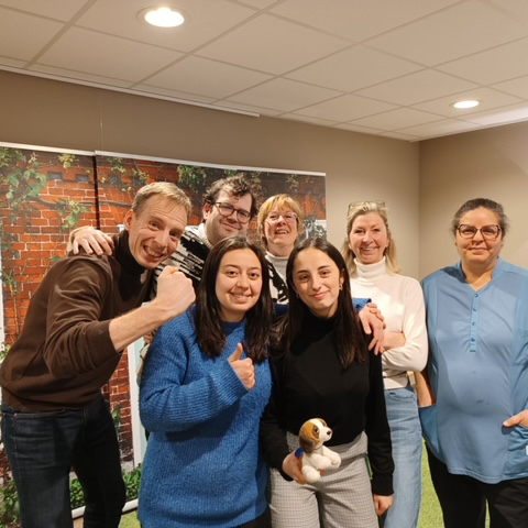 WZCDeFoyer's tweet photo. Ziehier, het eerste team dat het escape spel 'De tuin van Victoria' kraakte. 😃 Het spel is ontwikkeld door Expertisecentrum Dementie Paradox en toont hoe mensen met dementie de wereld ervaren. 

#trotsop80 #wzcdefoyer #weverbos #zilvermolen #zilversterre #zcglorieux #wzc #assist https://t.co/YmLKiWIj28
