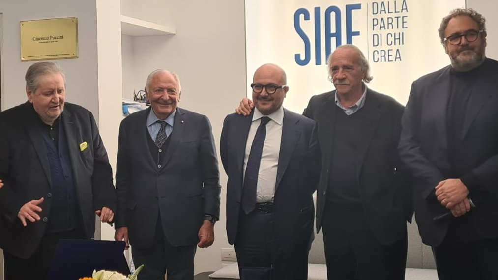 Il #MicrofonodOro a <a href="/cjmimun/">Clemente Mimun</a> è assolutamente meritato. È un maestro che ha creato format giornalistici originali, ha sviluppato idee innovative ed è sempre stato coerente con una visione lineare del giornalismo non piegato alle ipocrisie.