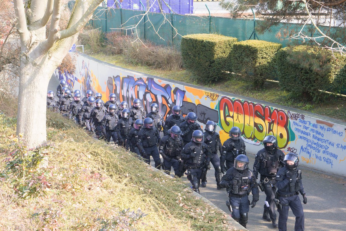 alertafr's tweet photo. Sieht fast aus wie eine Klassenfahrt: Zuerst in Zweierreihen irgendwo hin laufen, um sich dann für ein Gruppenfoto aufzustellen, auf das keiner Lust hat #OG0403 #OG23 #Offenburg https://t.co/TVN6jyADd3