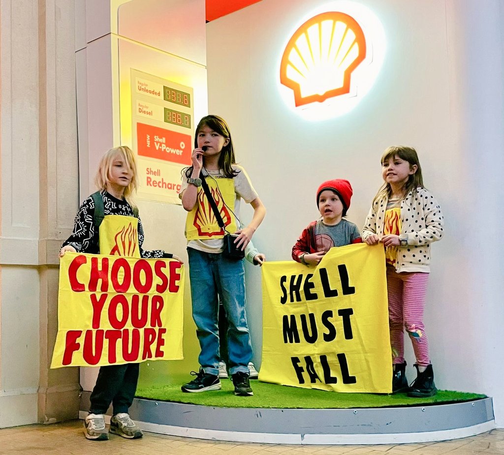 Yesterday XR Families called out fossil fuel sponsorship at children’s attraction <a href="/KidZania/">KidZania</a> in London protesting against outdated job opportunities sponsored by <a href="/British_Airways/">British Airways</a> &amp; <a href="/Shell/">Shell</a> as children inside the attraction demanded to choose their own futures.
#ChooseYourFuture
