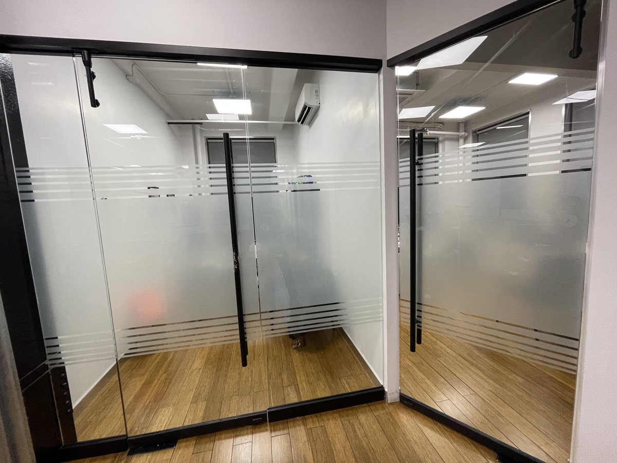 getLayr's tweet image. Custom cut 3M dusted crystal for privacy.  Custom printed #nyc #skyline for the main conference room.  Simple, clean, looks 💯🔥👀 #layr #custom #letsgo