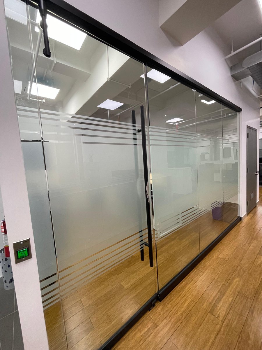 getLayr's tweet image. Custom cut 3M dusted crystal for privacy.  Custom printed #nyc #skyline for the main conference room.  Simple, clean, looks 💯🔥👀 #layr #custom #letsgo