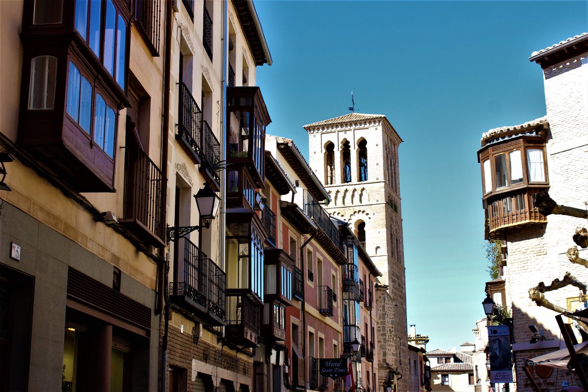 El #Alcázar (que ahora es el #MuseoDelEjército 🇪🇸🪖) y la #Catedral ⛪️ son los más destacados.

#Toledo