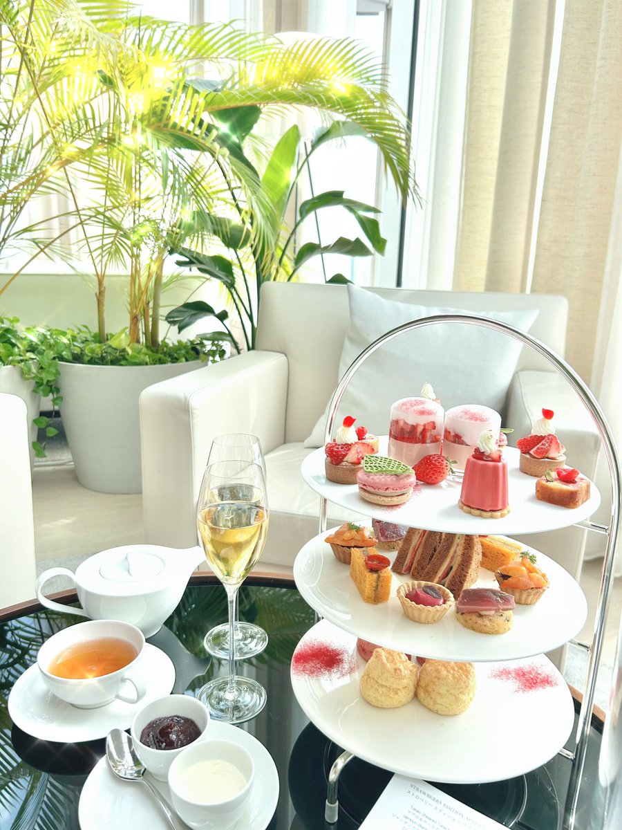 yui_fraise_'s tweet image. 東京タワーが見えるお席で
シャンパン片手にアフタヌーンティー🥂♡
贅沢で幸せな時間だったな…*.+ﾟ

#Herlipto #東京エディション虎ノ門