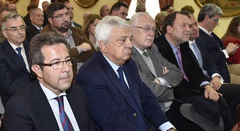 Más bien me sentaron o me rodearon o me acompañaron. Yo no elegí. En esos actos el sitio te viene dado. Te lo dan. O no. Sin más. 
📝<a href="/CorrealPaco/">Paco Correal</a>
📕 <a href="/Navarroantolin/">C. Navarro Antolín</a> 
📍<a href="/RCLabradores/">Real Círculo de Labradores de Sevilla</a> 2017 

📌 m.diariodesevilla.es/sevilla/Montes…