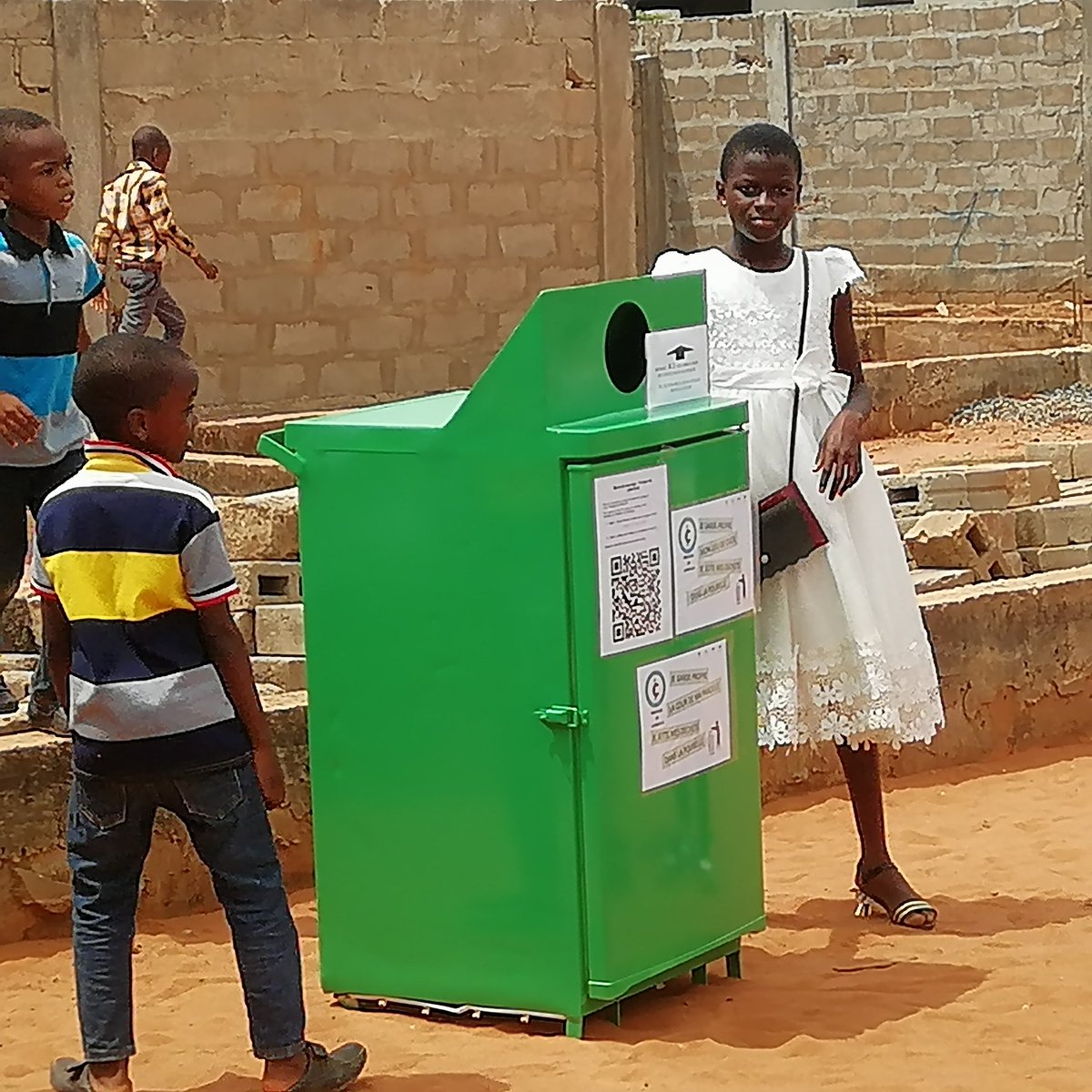hoedzi's tweet photo. A geo-locatable smart trash can can be installed in the courtyard of a church. The interest is to educate juniors about the dangers of plastic on the environment and people.@GouvTg @PnudTogo @kmnatchaba @Kdigbandjoa @PlasticPunchGH https://t.co/FQ0bomcUxK
