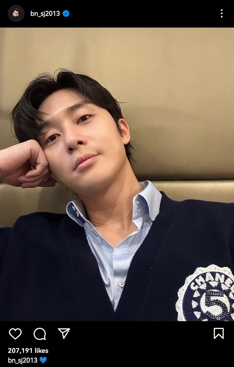 RealitaRrr's tweet photo. Aku melihat ada kecocokan 💙🖤
aku bukan shipper tapi ada lucunya juga ya kalau nyocok-nyocokin dari postingan instagram 🤣 https://t.co/BnBEBEK09O
